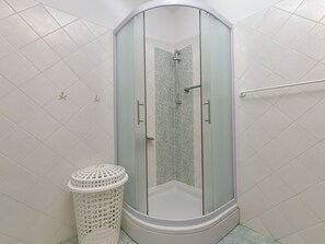 Bathroom - Apartment 1945 by Interhome (Rovinj/Bale)