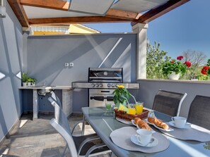 Outdoor dining - Villa Sunny Home by Interhome (Pula/Galižana)