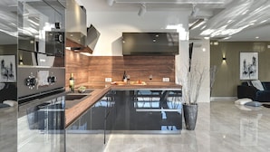 Una cocina moderna con una isla central, electrodomésticos de acero inoxidable y un salpicadero de madera.