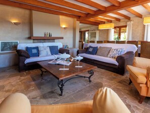Ein Wohnzimmer mit zwei Sofas, einem Couchtisch und einem Kamin.