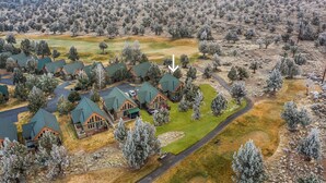 A residential area with multiple houses featuring green roofs and surrounded by trees. - Eagle Crest Retreat on Golf course, Private w/View (Redmond)