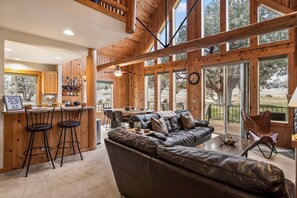 Smart TV, fireplace, DVD player, offices - Eagle Crest Retreat on Golf course, Private w/View (Redmond)