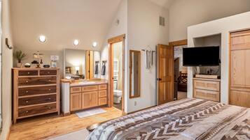 3 bedrooms, desk, iron/ironing board, travel crib