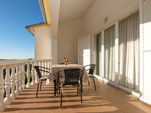 Outdoor dining - Apartment 1978 by Interhome (Dracevac)