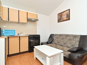 Interior - Apartment 1985 by Interhome (Bokordici)