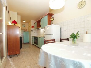 Fridge, oven, cookware/dishes/utensils - Apartment 1995 by Interhome (Pula)