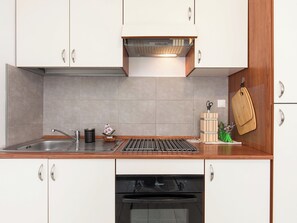 Kühlschrank, Mikrowelle, Ofen, Kochgeschirr/Geschirr/Besteck