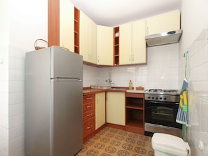Fridge, microwave, oven, cookware/dishes/utensils - Apartment 2010 by Interhome (Pula/Banjole)