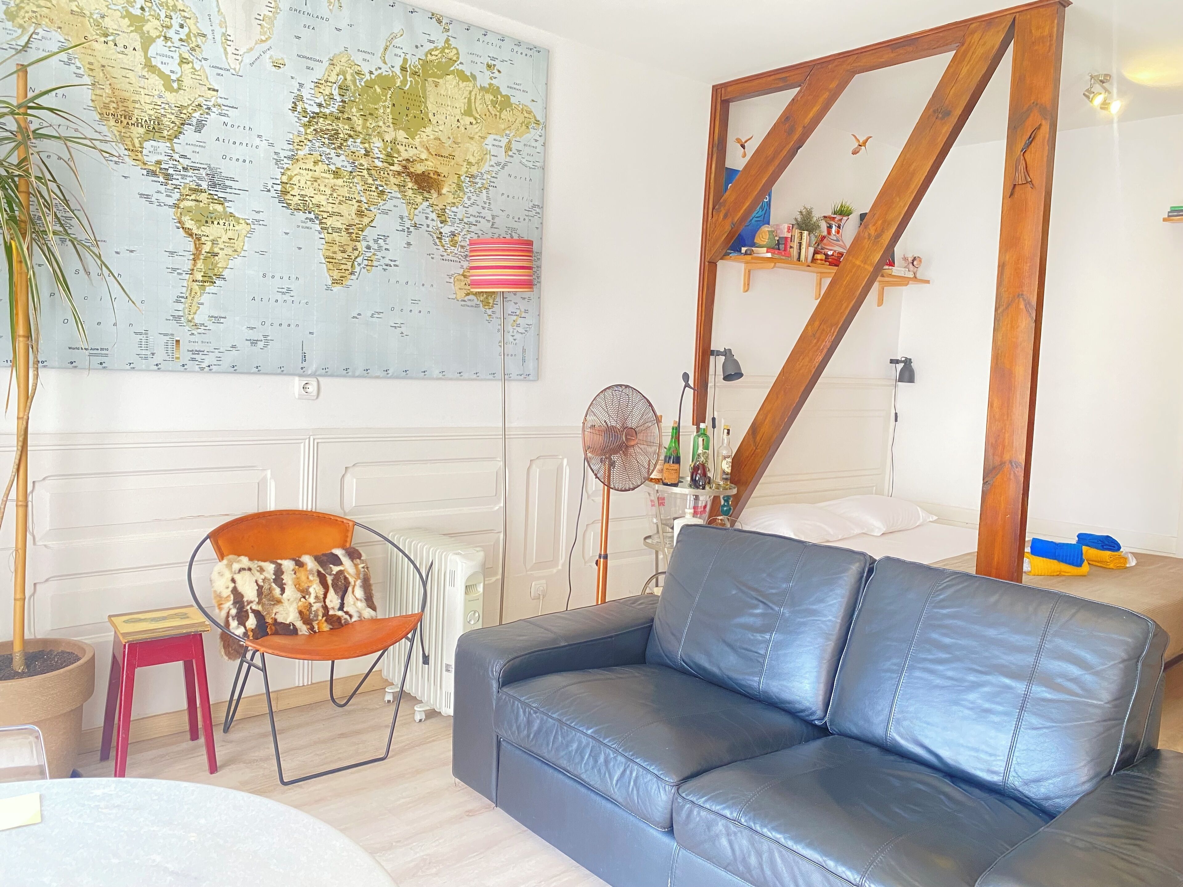 1 quarto, ferros/tábuas de passar roupa, berço de viagem