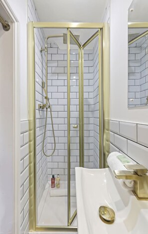 Hair dryer, towels - 5 Bedroom • 3.5 Bath • Detached House • Driveway Parking • SkyTV • Fast WiFi (Milton Keynes)