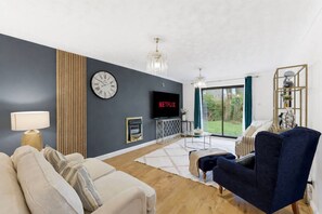 TV - 5 Bedroom • 3.5 Bath • Detached House • Driveway Parking • SkyTV • Fast WiFi (Milton Keynes)