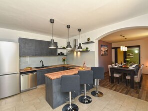 Refrigerador, microondas, horno y lavavajillas 
