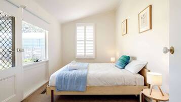 4 bedrooms, iron/ironing board, WiFi, bed sheets