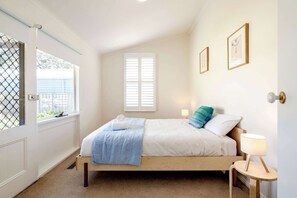 4 bedrooms, iron/ironing board, WiFi, bed sheets - Perfect Point Lonsdale Cottage (Point Lonsdale)
