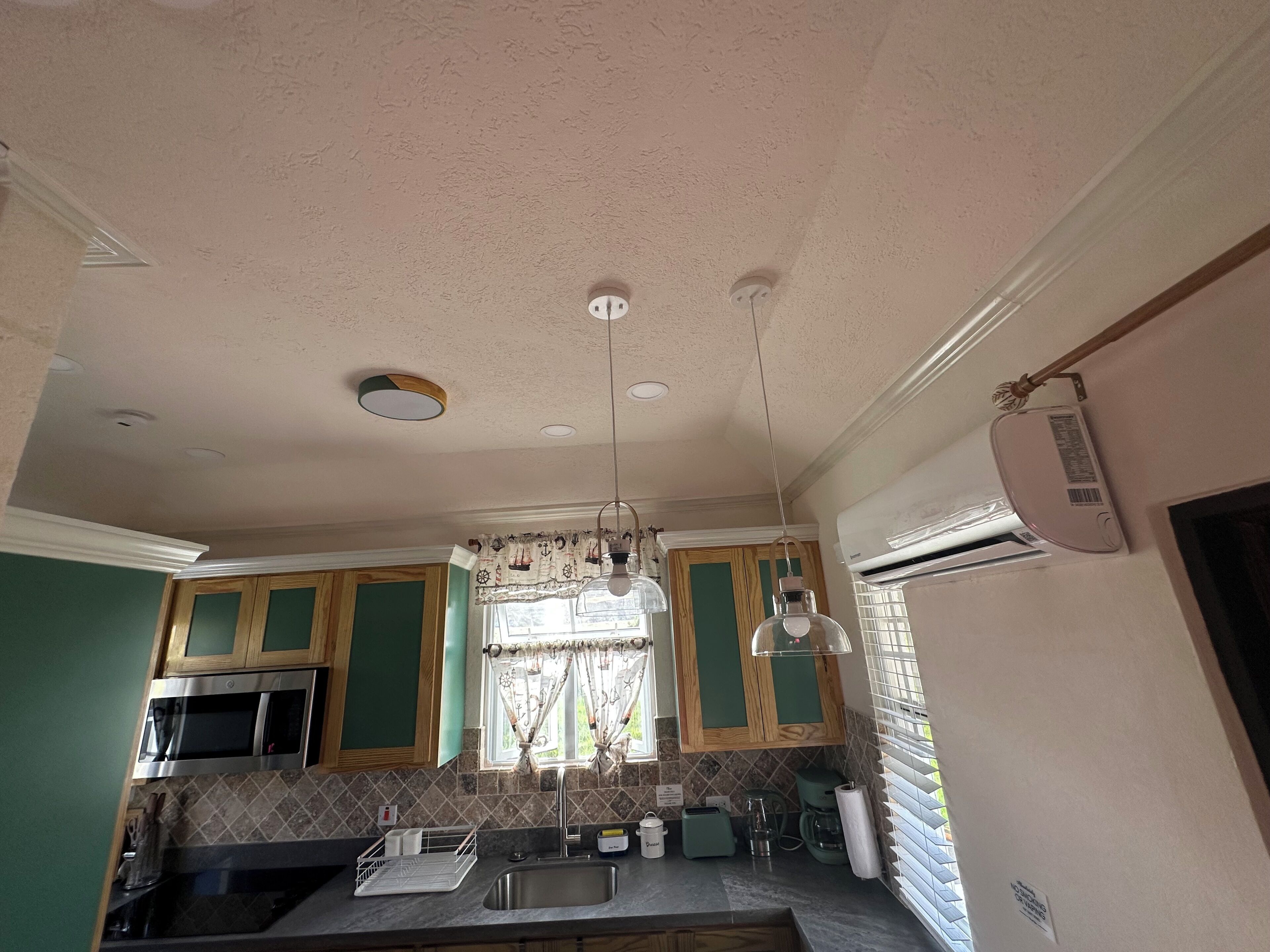 Réfrigérateur, micro-ondes, plaque de cuisson, cafetière/bouilloire