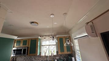 Réfrigérateur, micro-ondes, plaque de cuisson, cafetiÚre/bouilloire