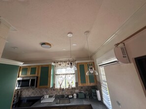 Frigorifero, microonde, piano cottura, macchina per tè/caffè