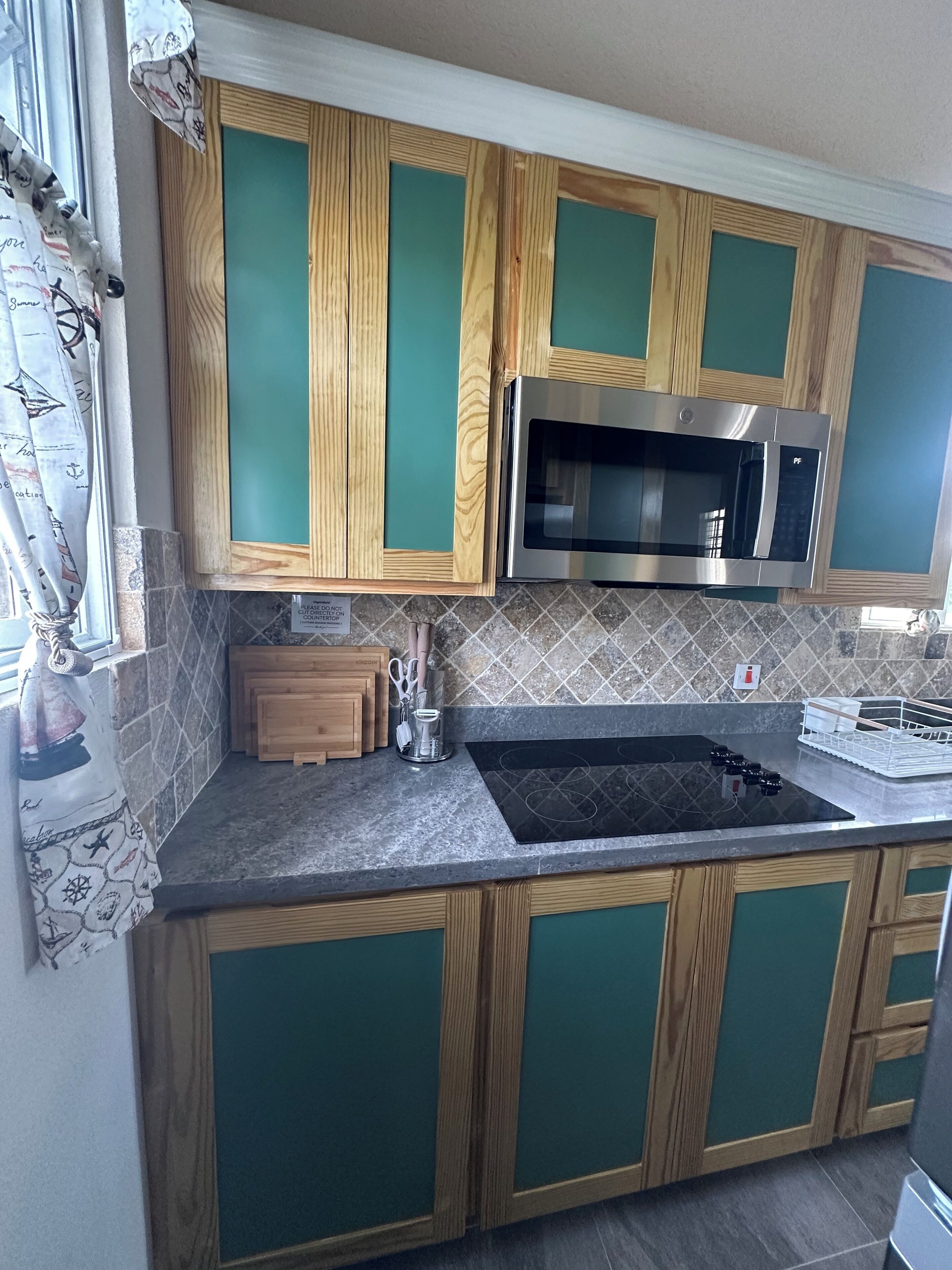 冷蔵庫、電子レンジ、コンロ、コーヒー / ティーメーカー