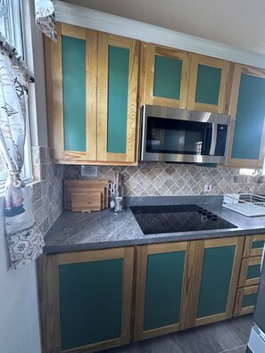 Frigorifero, microonde, piano cottura, macchina per tè/caffè