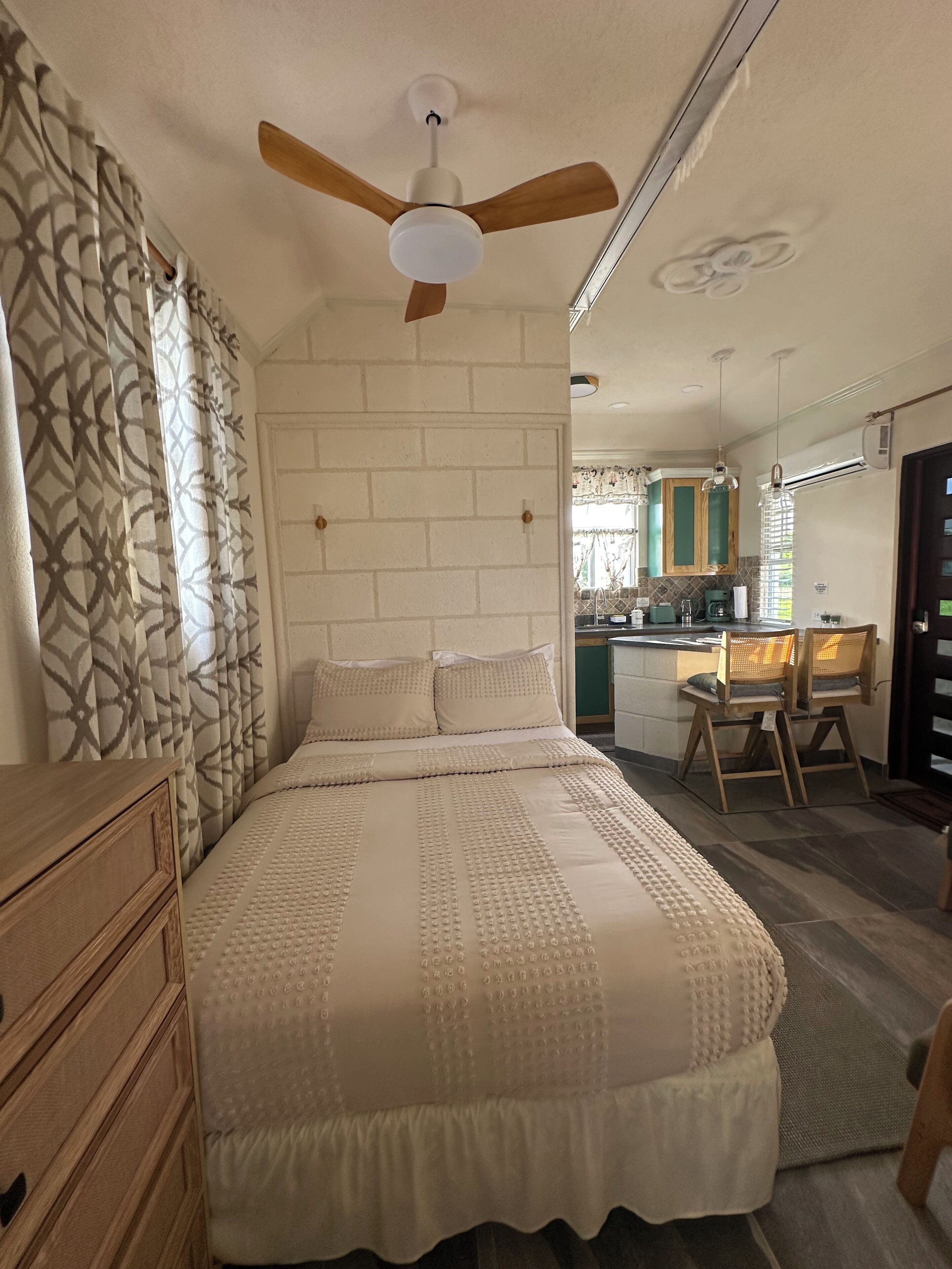 1 dormitori, caixa forta a l'habitació i planxa i posts de planxar 