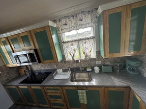 Réfrigérateur, micro-ondes, plaque de cuisson, cafetière/bouilloire