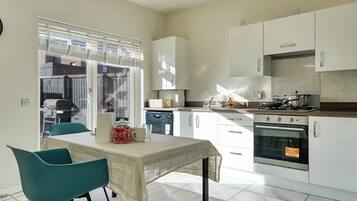 Mikrobølgeovn, ovn, kokeplater og oppvaskmaskin