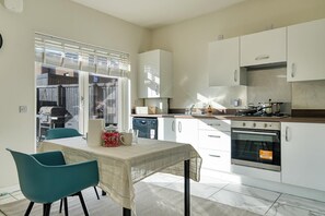 Microwave, oven, stovetop, dishwasher - Stylish 3-Bed House | Glasgow City Centre (Glasgow)