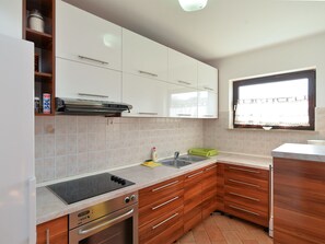 Fridge, oven, dishwasher, cookware/dishes/utensils - Apartment 2058 by Interhome (Fažana)