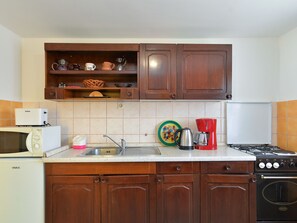 Refrigerador, microondas, horno, utensilios de cocina
