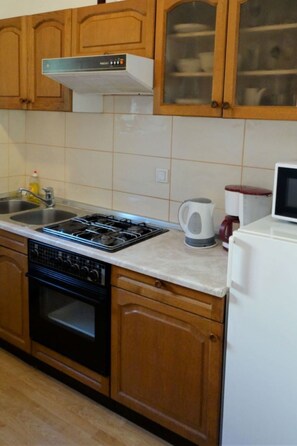 Fridge, microwave, oven, cookware/dishes/utensils - Roni veliki / HR-10528-01 by Interhome (Crikvenica)