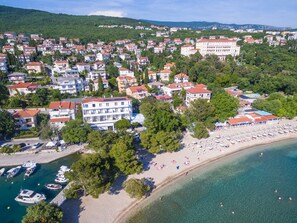 Beach - SOBE FRANO I LOVRO 2 / HR-10373-02 by Interhome (Crikvenica)