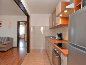 Refrigerador, microondas, horno y utensilios de cocina 