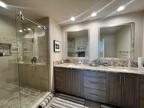 Shower, towels, soap, toilet paper - PGA Home in La Quinta on the 14th Fairway! (La Quinta)