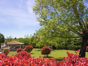 A garden with a gazebo, a large tree, and red foliage. - Villa Morena by Interhome (Jakovici)