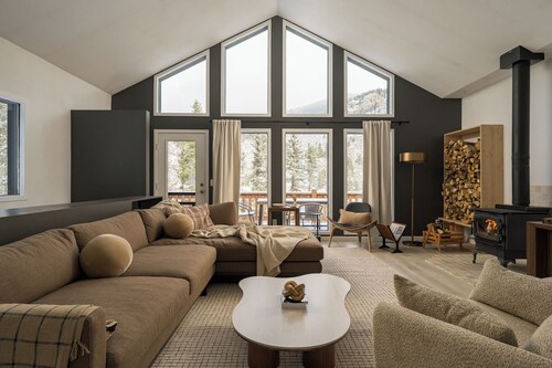 Brand New Mtn Chalet: Steps to River, 2 Kitchens, 2 Living Rooms, Starlink