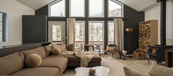 Brand New Mtn Chalet: Cedar Hot Tub, 2 Kitchens, 2 Living Rooms, Starlink