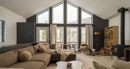 Brand New Mtn Chalet: Steps to River, 2 Kitchens, 2 Living Rooms, Starlink