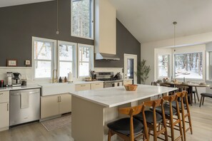 Microondas, horno, parrilla de estufa y lavavajillas 