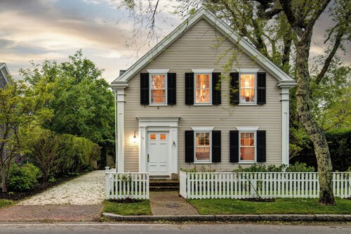 Pau Hana - Spacious 4-bedroom house in quaint Nantucket with AC