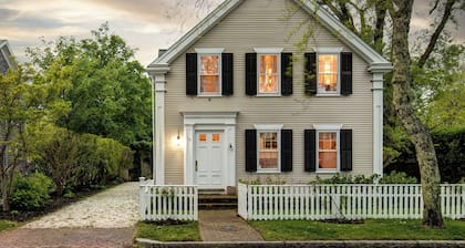 Pau Hana - Spacious 4-bedroom house in quaint Nantucket with AC