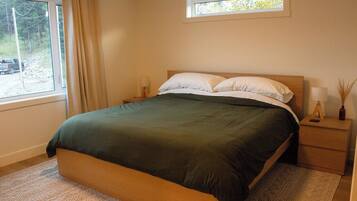 4 bedrooms, desk, iron/ironing board, travel crib