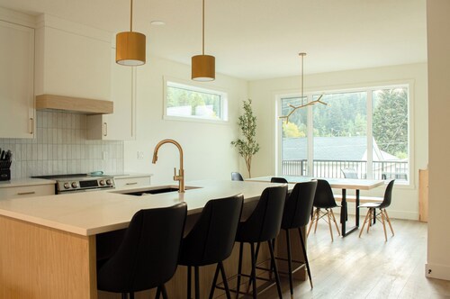 Alpine Retreat • New Luxury 4 bedroom | Barrel Sauna, Steam Shower & Fireplaces