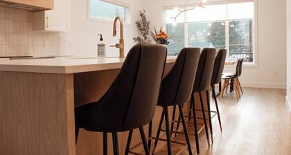 Alpine Retreat • New Luxury 4 bedroom | Barrel Sauna, Steam Shower & Fireplaces