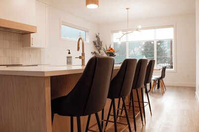 Alpine Retreat • New Luxury 4 bedroom | Barrel Sauna, Steam Shower & Fireplaces