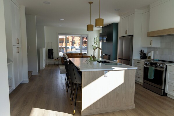 Fridge, microwave, oven, stovetop - Alpine Retreat • New Luxury 4 bedroom | Barrel Sauna, Steam Shower & Fireplaces (Coleman)