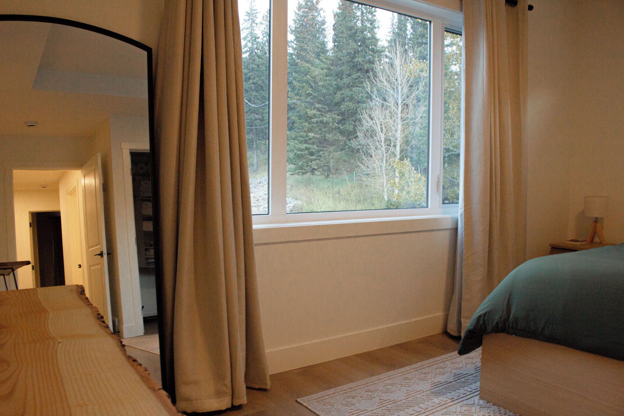 4 bedrooms, desk, iron/ironing board, travel crib