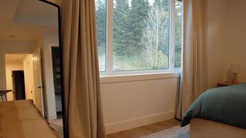 4 bedrooms, desk, iron/ironing board, travel crib