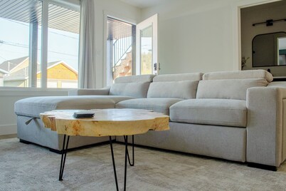 Alpine Retreat • New Luxury 4 bedroom | Barrel Sauna, Steam Shower & Fireplaces