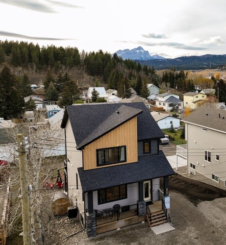 Alpine Retreat • New Luxury 4 bedroom | Barrel Sauna, Steam Shower & Fireplaces