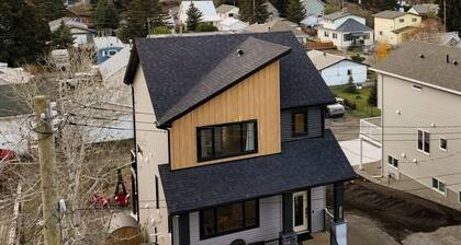Alpine Retreat • New Luxury 4 bedroom | Barrel Sauna, Steam Shower & Fireplaces